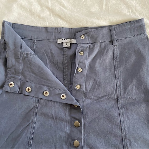 Blur Button-up Skirt - Picture 2 of 6